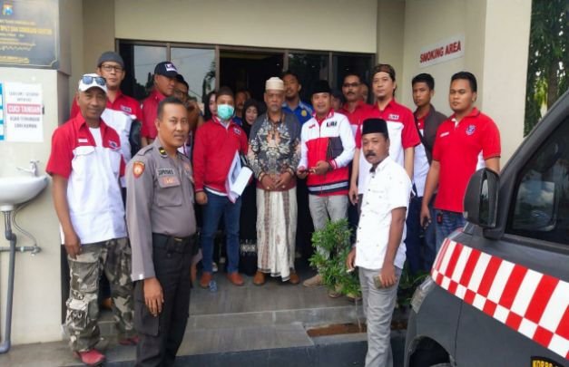 Foto: Sejumlah anggota LSM Lira saat melaporkan BPWS ke Mapolres Bangkalan.