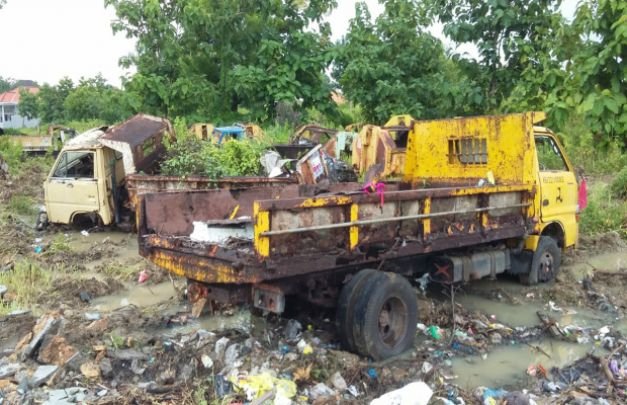 Foto: Mobil Rusak Berat Yang Sudah di pindah Kelahan Kosong Depan Kelurahan Lada