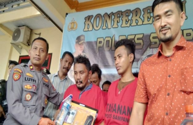 Foto : Tersangka Rois bersama temannya saat press rilis di depan Mapolres Sampang
