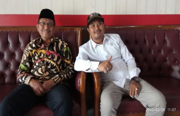 Foto : Drs. Jumanto,SH.(Baju Batik) Ketua YKBH-BK Kabupaten Probolinggo