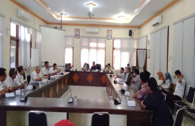 Foto: Sejumlah warga saat melakukan audiensi di ruang Banggar DPRD Bangkalan.