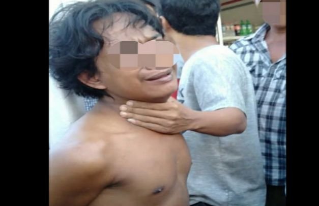 Foto : Pria yang diduga hendak mencuri sepeda motor diamankan warga
