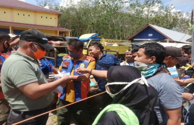 Foto: Satgas Covid-19 saat sosialisasi dan memberi himbauan
