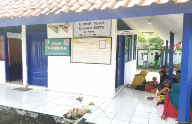 Fofo : Sejumlah Warga ngluruk kantor Lurah Polagan Sampang