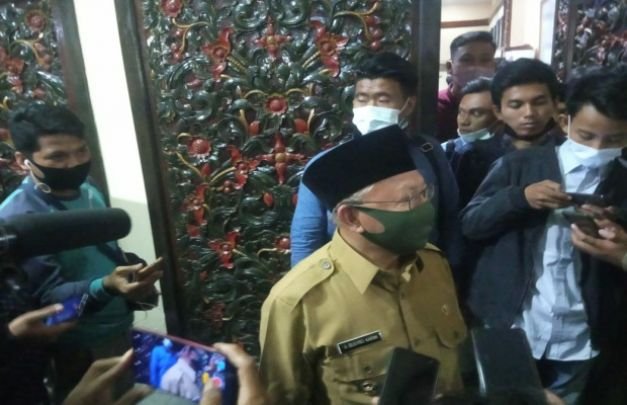FOTO: Bupati Sumenep saat diwawancarai awak media.