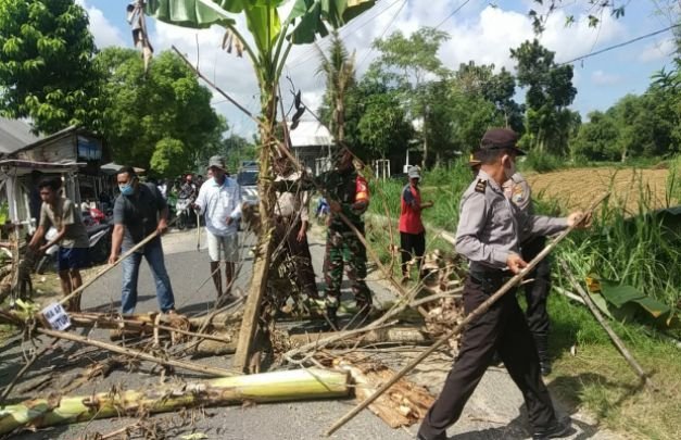Foto: Kapolsek, Koramil dan Warga Saat Buka Kembali Penutup Jalan