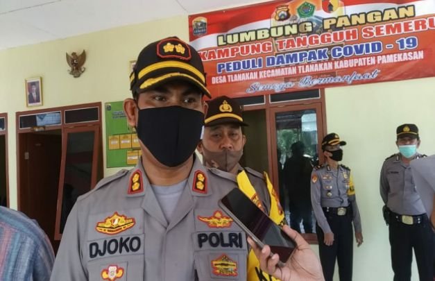 Foto: Kapolres Pamekasan Saat Melakukan Pengecekan Kampung Tangguh Di Desa Tlanakan