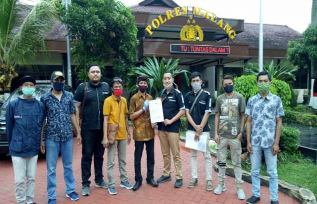 Foto: Kades Selorejo didampingi Kuasa Hukumnya bersama tim usai melapor ke Polres Malang.