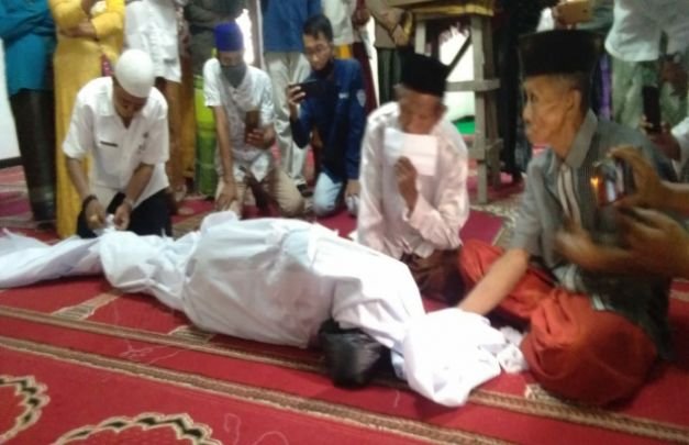 Foto : Proses sumpah pocong di Masjid Madegan, Kelurahan Polagan, Kabupaten Sampang