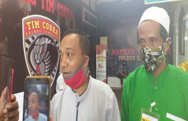 Foto: Dummy Hidayat (bermasker merah) saat menyampaikan perkataanya pada wartawan