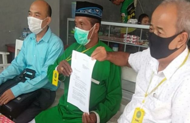 Foto: 'AM' (tengah) didampingi dua kuasa hukumnya