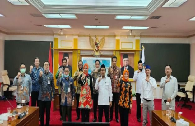 Foto : Bupati Jember, Faida bersama Ketua DPRD Jember, Itqon Syauqi dan jajaran pimpinan lainnya. 
