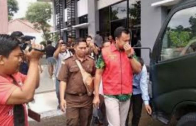 Foto: salahsatu teller bank di sumenep saat ditangkap kejari