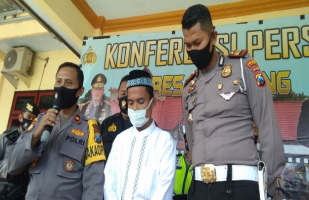Foto : Abdulloh baju putih, pelaku penyiksa hewan biawak