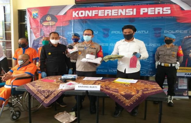 Foto: Kapolres Batu, didampingi Kasatreskrim bersama jajaran saat menunjukkan barang bukti.