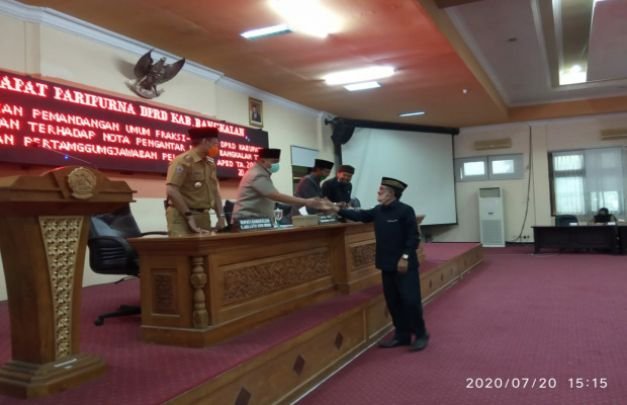 Foto : Pembacaan penyampaian pandangan umum paripurna DPRD Bangkalan.