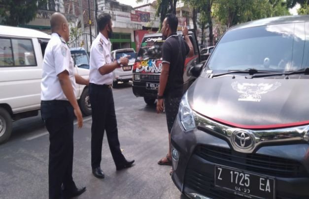 Foto: Petugas Dishub Sumenep saat melakukan penertiban kendaraan roda empat