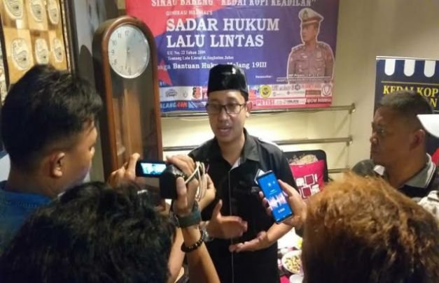 Foto: Kuasa Hukum Ngatmiasih dari LBH Malang, Andi Rachmanto, SH, saat diwawancarai awak media.