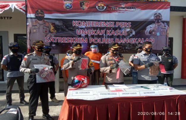 Foto : pelaku saat diamankan polisi