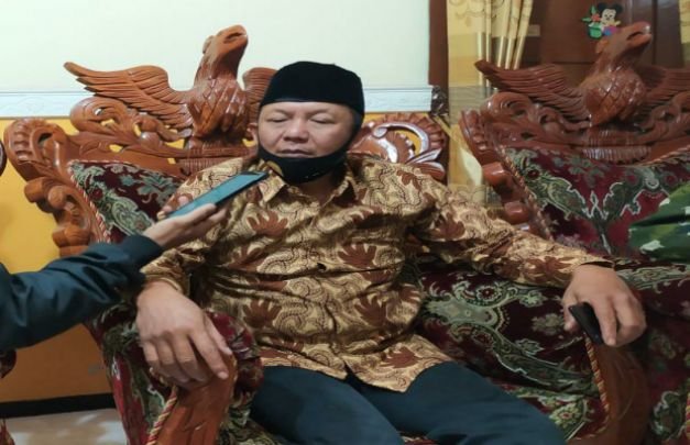 Foto: Rochmad selaku anggota Pos Batu LBH Malang saat diwawancarai awak media di kediamannya.