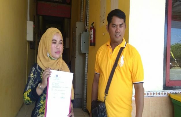 Foto : Juhairiyah bersama temannya mengadukan pencemaran nama baiknya ke Polres Sampang