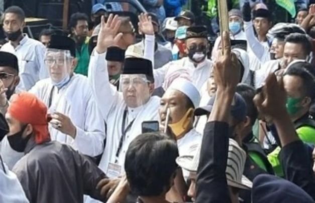 Foto: Pasangan Hendy Siswanto - Gus Firjaun melambaikan tangan menyapa para pendukungnya