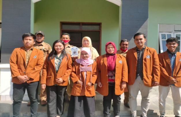 Foto: Mahasiswa Unikama melakukan foto bersama dengan perangkat desa setempat