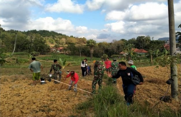 Foto: Forkopimka Bersama Warga Bergotong - Royong Buka Akses Jalan Baru