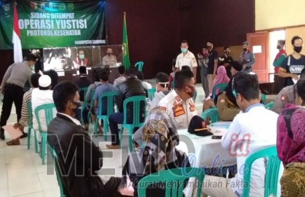Foto : Masyarakat terkena razia operasi Yustisi sidang di tempat