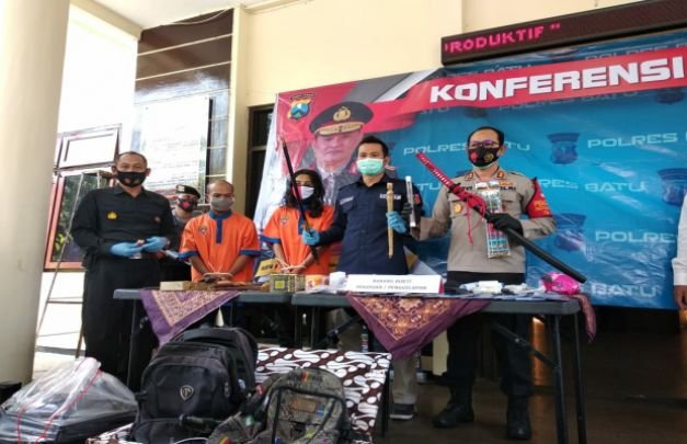Foto: Kapolres Batu didampingi Kasatreskrim saat menunjukan barang bukti yang digunakan pelaku dalam aksinya.
