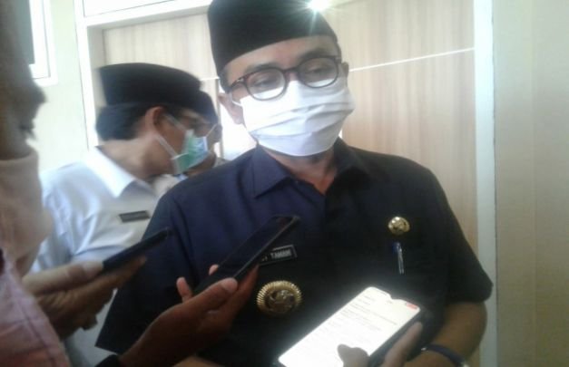 Foto: Bupati Pamekasan di dampingi Sekda Pamekasan usai menghadiri Rapat Paripurna DPRD Pamekasan