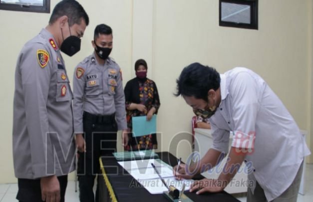 Foto : Ketua Opang menandatangi kerjasama di Polres Sampang