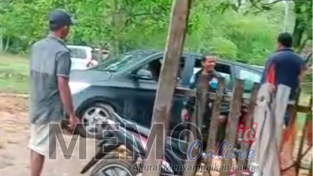 Pelaku saat diamankan oleh polisi di sekitar rumahnya di desa Palenggiyen Kedungdung Sampang 