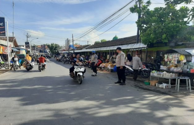 Foto : Petugas dari Polsek Larangan saat melakukan giat pengamanan dan pengaturan lalulintas di Pasar Blumbungan, Pamekasan, Madura. Rabu (09/11/2022).
