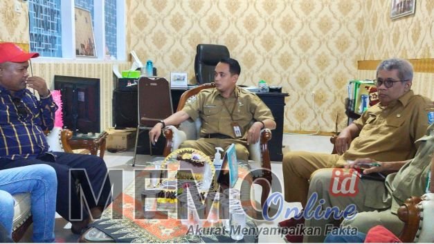 Ali Afandi kepala cabang Dinas Pendidikan Provinsi Jatim wilayah Sampang (tengah) saat audiensi dengan Rifa'i sekjen LSM Lasbandra (pakai topi)