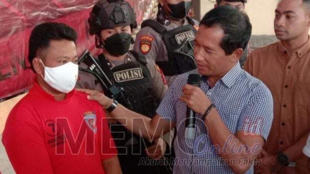 Foto : Kasat Reskrim Polres Sampang AKP Sukaca saat mengintrogasi tersangka didepan awak media