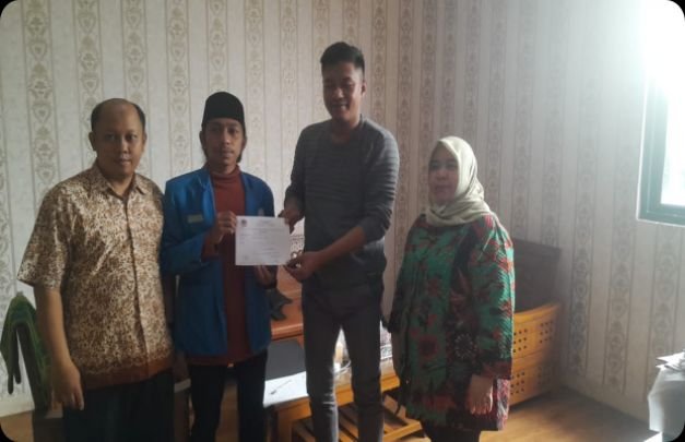 Foto: Saat PMII meyerahkan bukti-bukti di KPU Kota Bekasi 