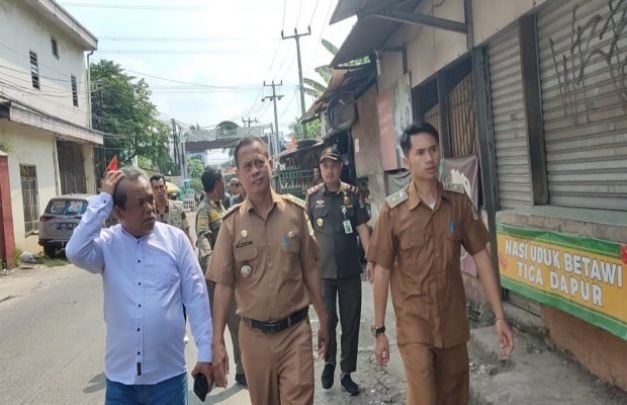 Foto: Abdul Rosyid, Camat Sopyan Hadi dan Lurah Acep 