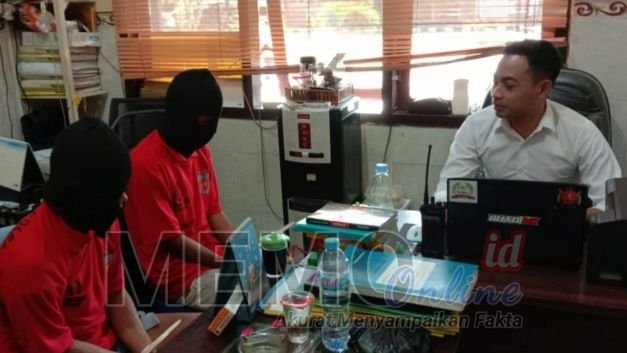 Foto : Dua tersangka saat diperiksa di Mapolres Sampang 