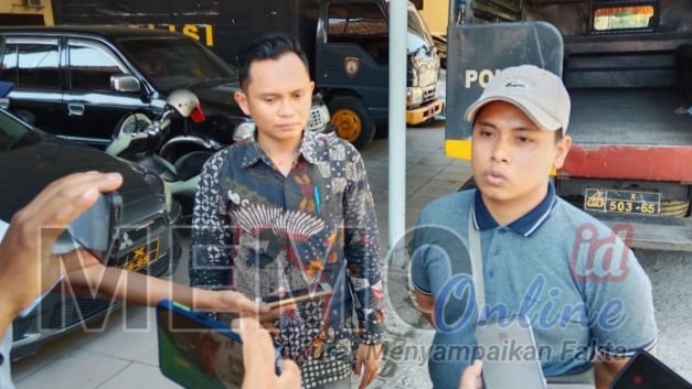 Foto : Fahris Soleh menantu korban (pakai topi) di Polres Sampang 