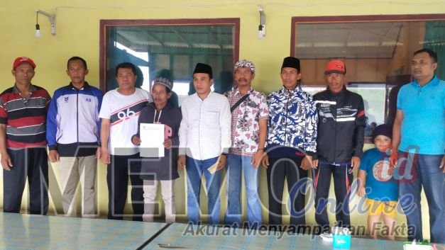 Foto : Perwakilan paguyuban PTT K2 memperlihatkan surat yang dikirim ke MenPan RB