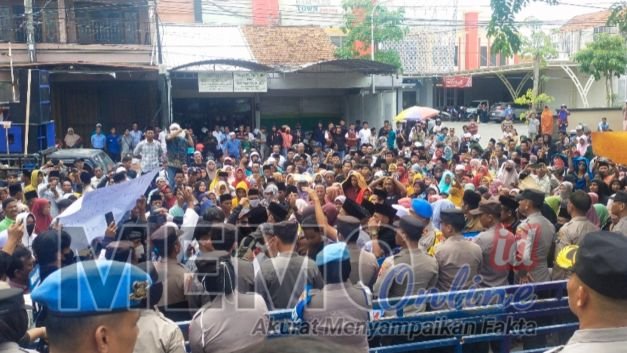Foto : Warga dari desa Gunung Rancak mendatangi kantor BRI Sampang 
