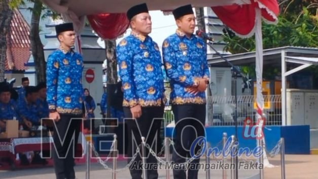 Foto : Bupati Sampang H Slamet Junaidi (kiri) bersama wakil bupati Sampang H Abdullah Hidayat (kanan) saat upacara HUT Korpri ke 52 di Alun alun Sampang 