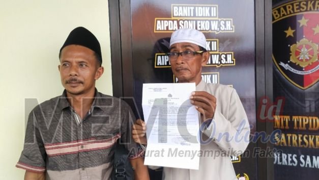 Foto : Pelapor H. Moh Fadil (kopiah putih) usai melaporkan ke Polres Sampang 