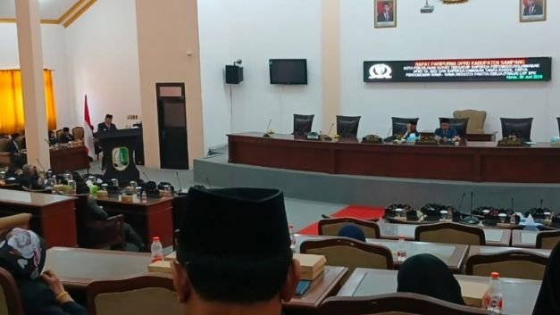 Foto : Suasana Paripurna DPRD Sampang di aula setempat 