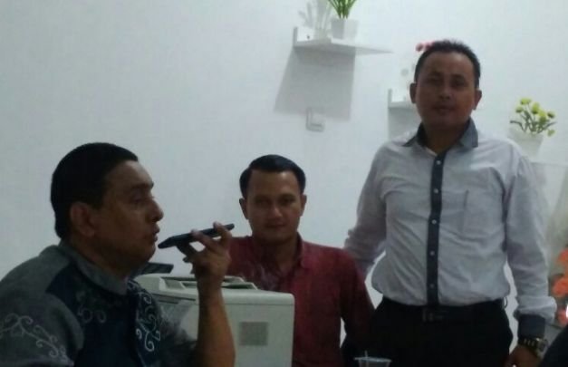 Foto: Azam Khan dkk saat mengikuti sidang perdana kliennya di DKPP Surabaya