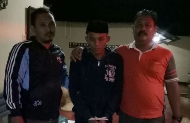 Foto: Hairul Amin Bin Muraban DPO Curwan Asal Batuputih diapit petugas