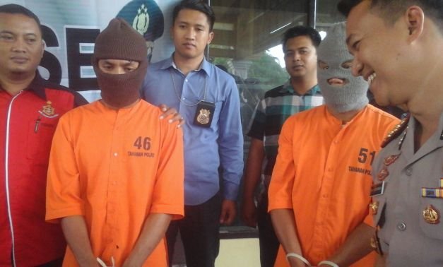 Foto: Tersangka Pelaku Pembunuhan (kanan)