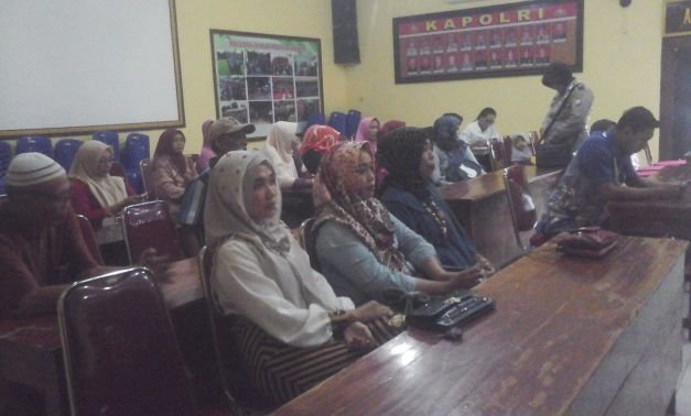 Foto: Korban Penipuan Nyonya Muda Saat Mengikuti Mediasi di Mapolres Sumenep