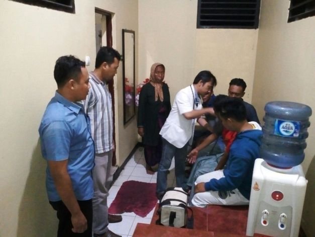 Foto : Oknom Kades Essang Ketika Sedang Dilakukan Perawatan